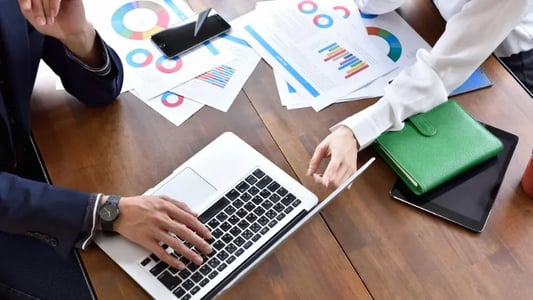 暗黙知の意味や具体例とは？形式知との違いや変換するメリットを解説