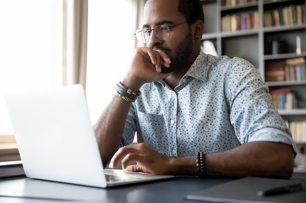 marketer creating a powerpoint using the 10/20/30 rule of powerpoint