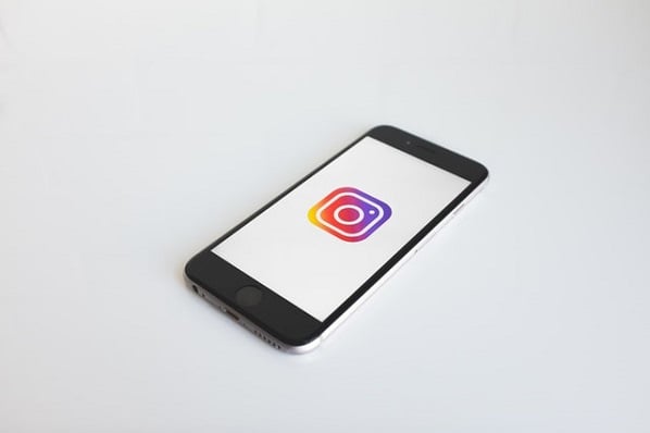 écran de smartphone montrant le logo Instagram