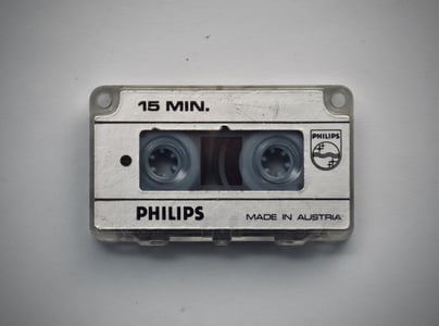 cassette audio représentant une transcription audio en texte