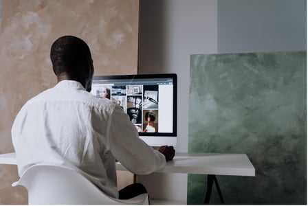 Collaborateur en train de programmer une publication Instagram
