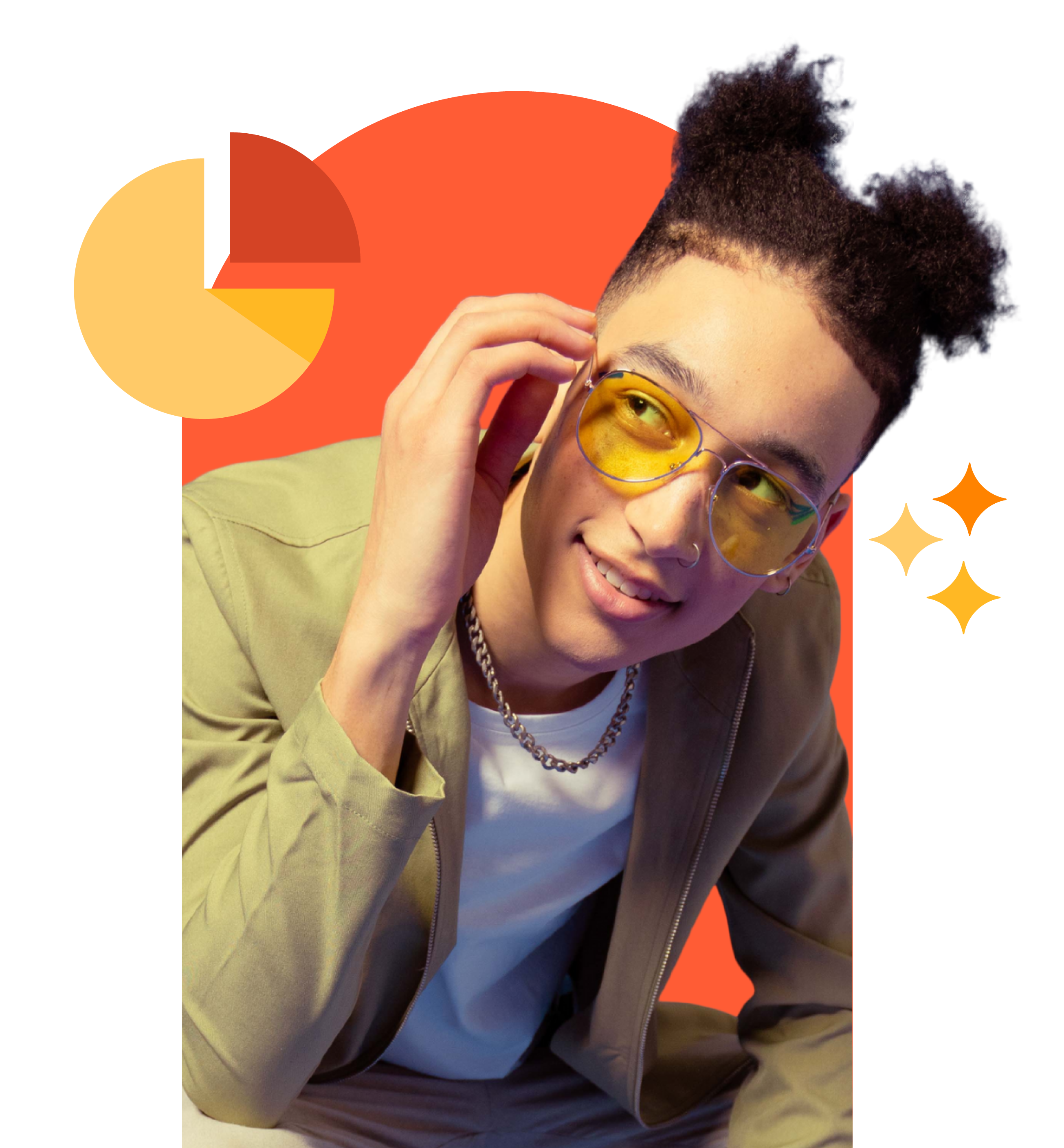 Un jeune homme regarde des rapports en souriant