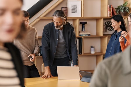 HubSpot lança mais de 200 produtos para impulsionar o crescimento com equipes híbridas de humanos e IA