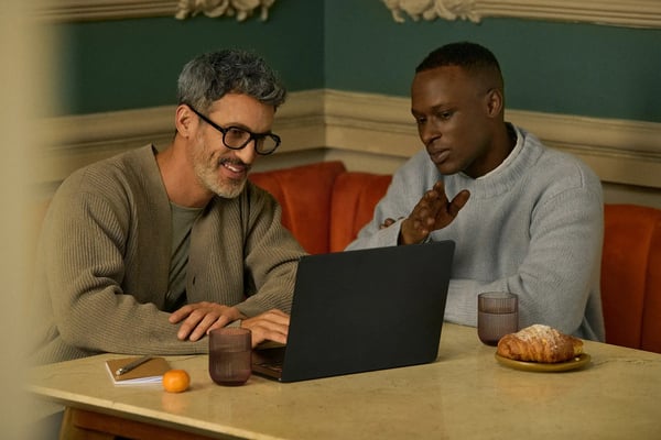 Zwei Mitarbeitende von Ignite Reading arbeiten gemeinsam an einem Laptop