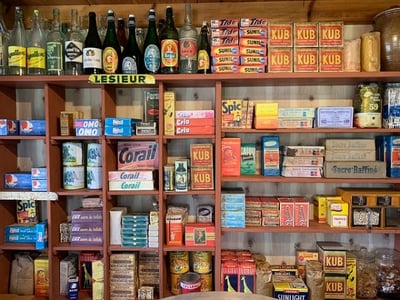 Anciens produits sur une étagère