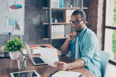 Jeune auto-entrepreneur au travail
