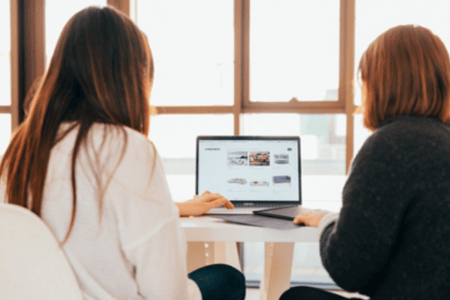 Duo de femmes travaillant le fil d'Ariane de leur site