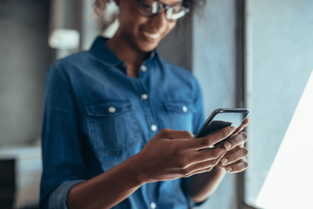 Personne utilisant un téléphone
