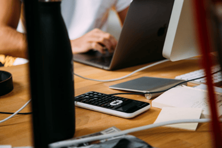 Personne effectuant un contrôle de gestion