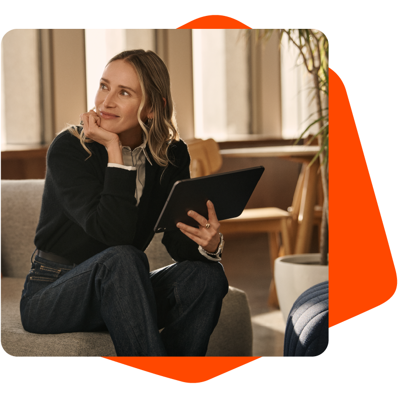 Frau hält iPad mit CRM-System in der Hand