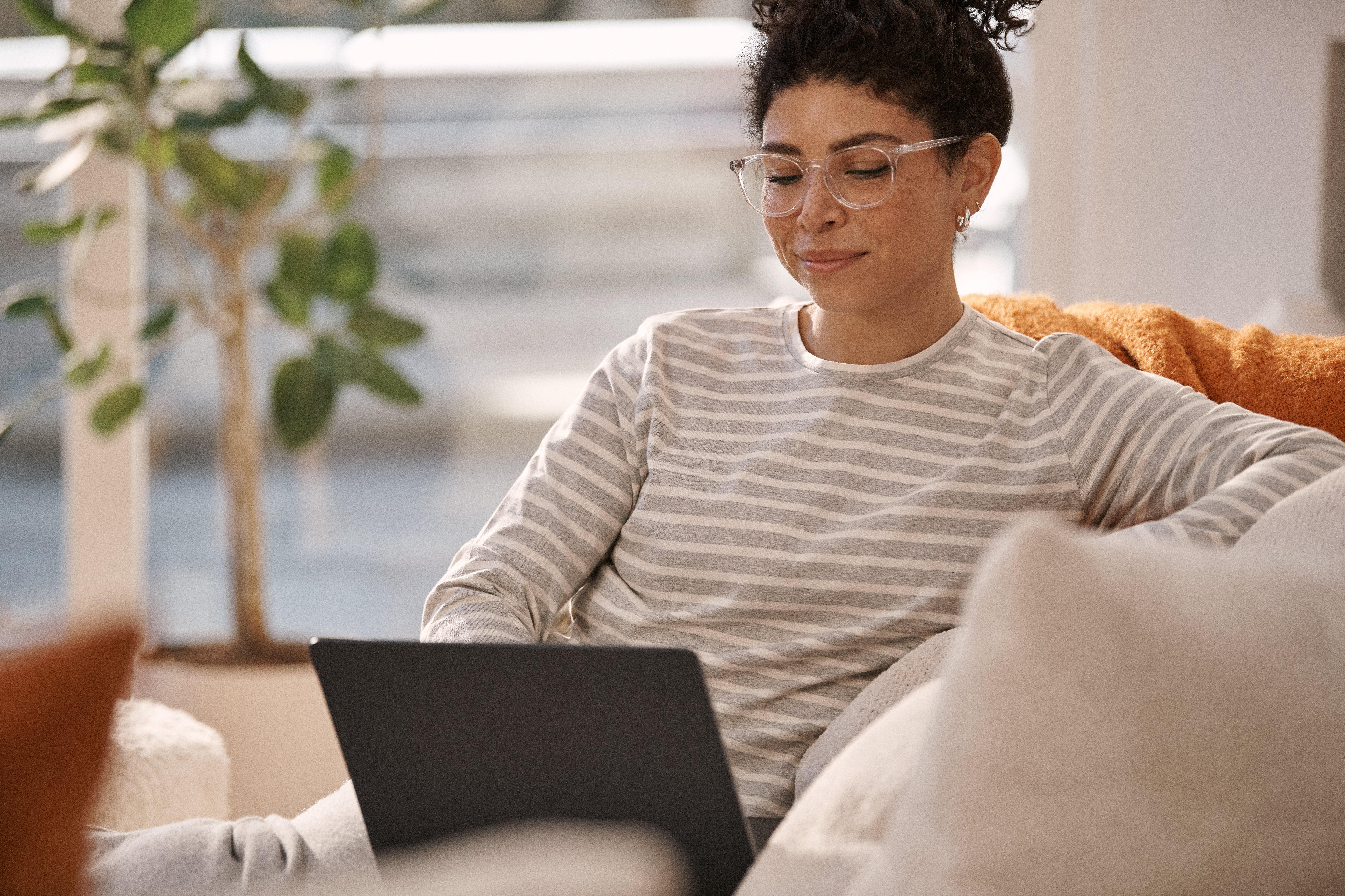 Woman on couch with Laptop