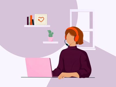mulher trabalhando de casa (working from home / trabalho remoto) participa de vídeo conferência