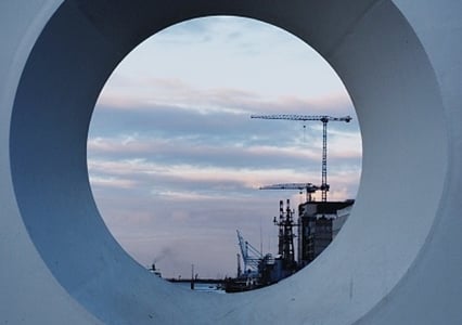 Chantier derrière un hublot