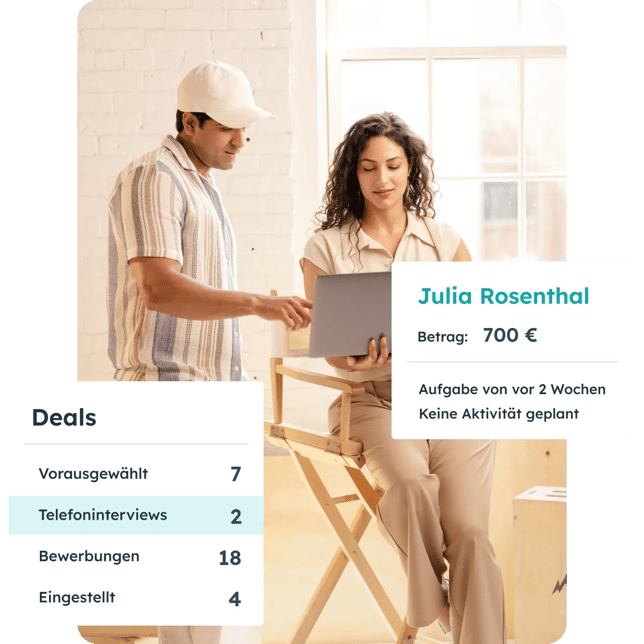 Menschen an Laptop gehen in HubSpot Software Deals durch