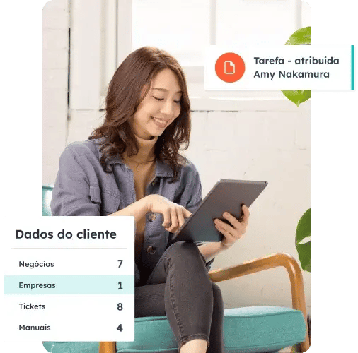 mulher com tablet organizando dado dos clientes