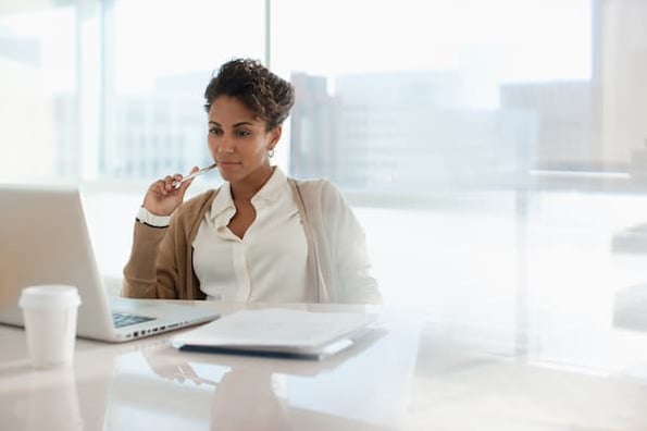 Sales rep using sales email templates to reach out to prospects