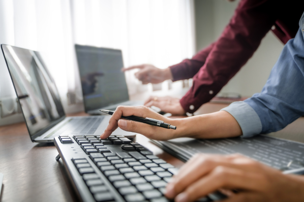 personnes travaillants sur un ordinateur