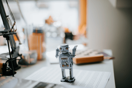 petit robot en acier sur un document papier