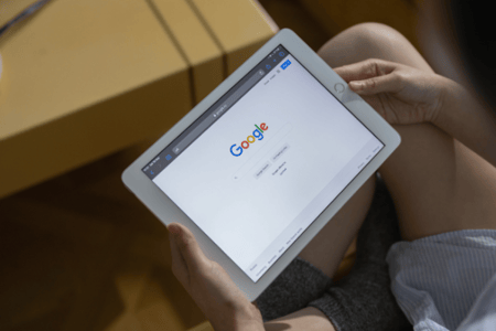 Tablette allumée et ouverte sur Google