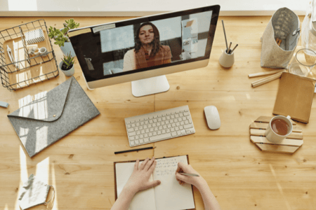 personne suivant une formation en ligne