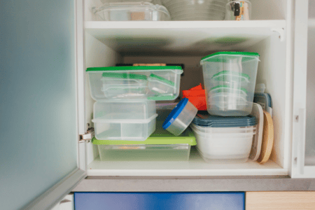 tupperwares dans une étagère
