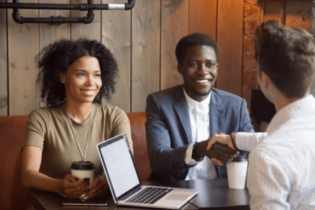 Couple et commercial consluant un achat