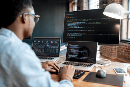 Développeur full stack entrain de coder