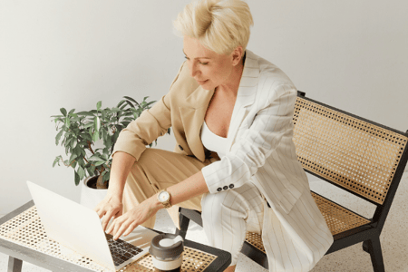 femme chief revenue officer sur son PC