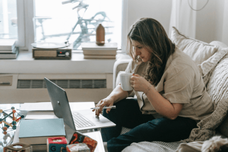 Femme entrain de travailler sur son ordinateur