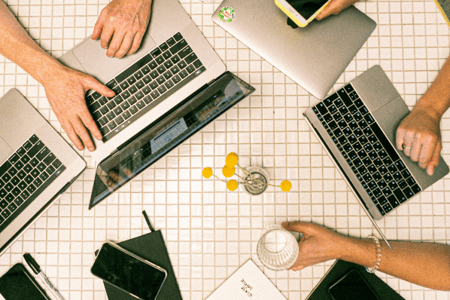 personnes sur leurs ordinateurs