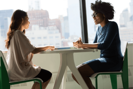 Personne entrain de faire son elevator pitch 