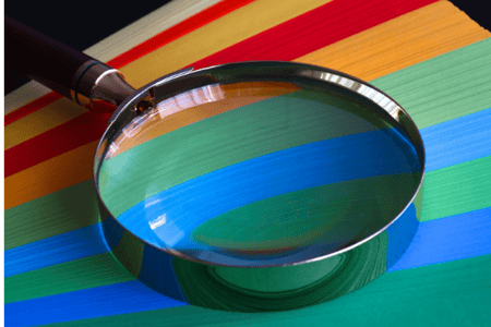 loupe posée sur des feuilles de couleurs vives