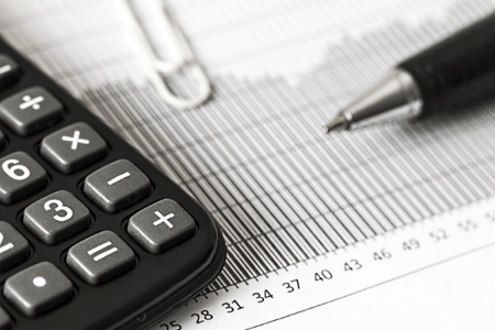 calculatrice, stylo et feuille de calcul
