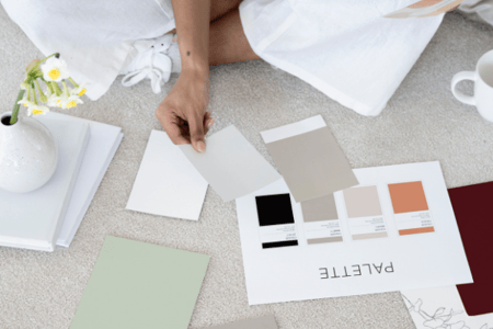 personne assise entrain de choisir la palette de couleurs de sa marque 