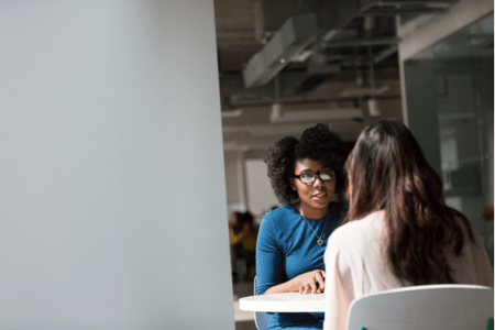 entretien de vente en cours entre 2 femmes face à face