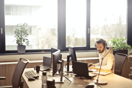 personne du service client sur son ordinateur