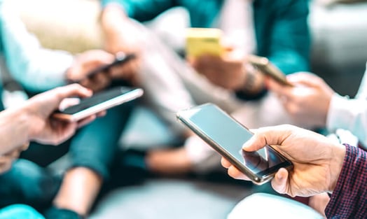 Menschen halten Smartphone in den Händen