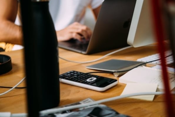 Person erstellt eine Erfolgsrechnung am Laptop