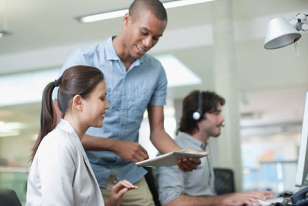 Kundenservice-Mitarbeiter-besprechen-Average-Handling-Time-und-FCR