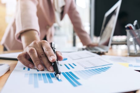 Mann und Frau arbeiten an Balanced Scorecard auf Blatt Papier
