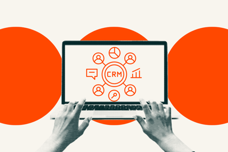 Person sucht nach den besten CRM fuer das Personalwesen