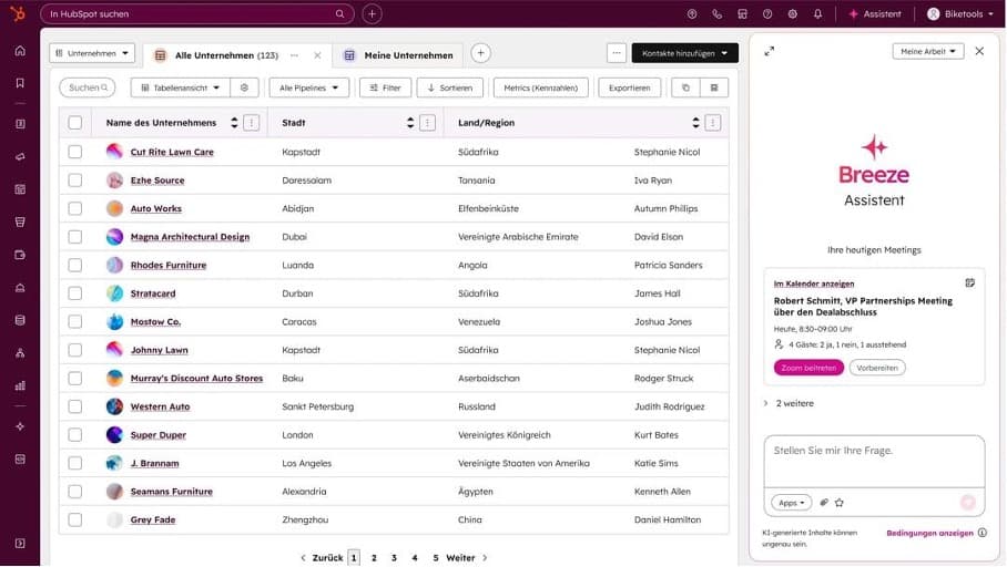 HubSpot CRM-Oberfläche mit Breeze-Assistent: Unternehmensübersicht und KI-gestützter Chatbereich