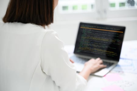 Frau arbeitet am Laptop und verwendet CSS Class