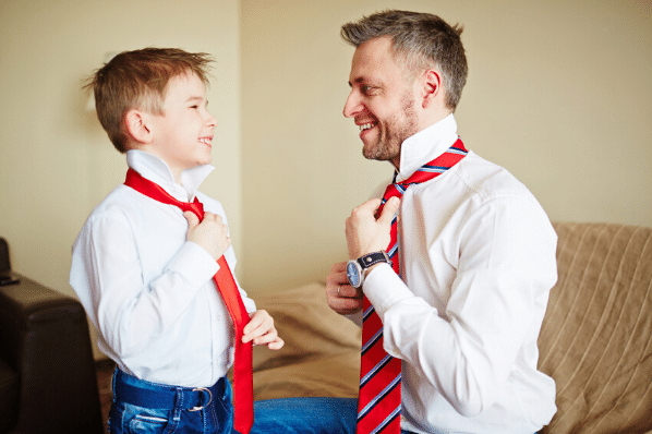 Vater und Sohn mit Krawatte