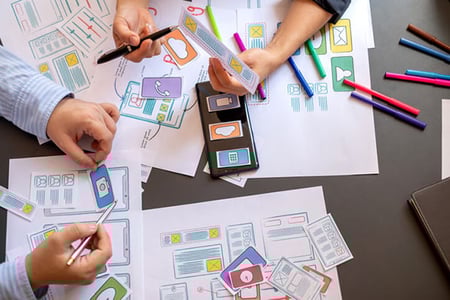 Zwei Personen planen Content Design
