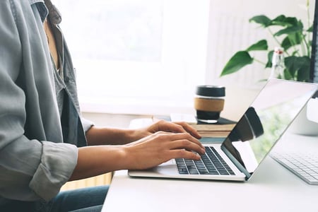 Copywriter schreibt Text am Laptop