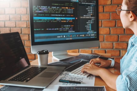 Frau-arbeitet-mit-Computer-an-Datensicherheit-für-Marketing