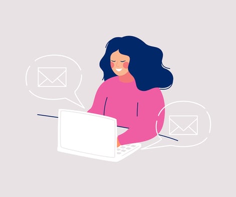 Frau schreibt E-Mails am Laptop