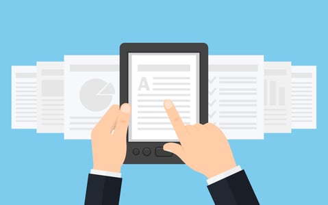 Hand hält E-Book Reader und zeigt auf eine Seite