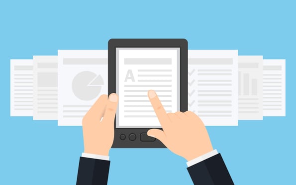Hand hält E-Book Reader und zeigt auf eine Seite